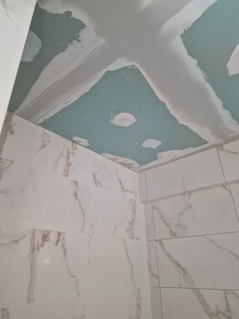 Casa de banho com revestimento imitação mármore e teto em pladur hidrófugo