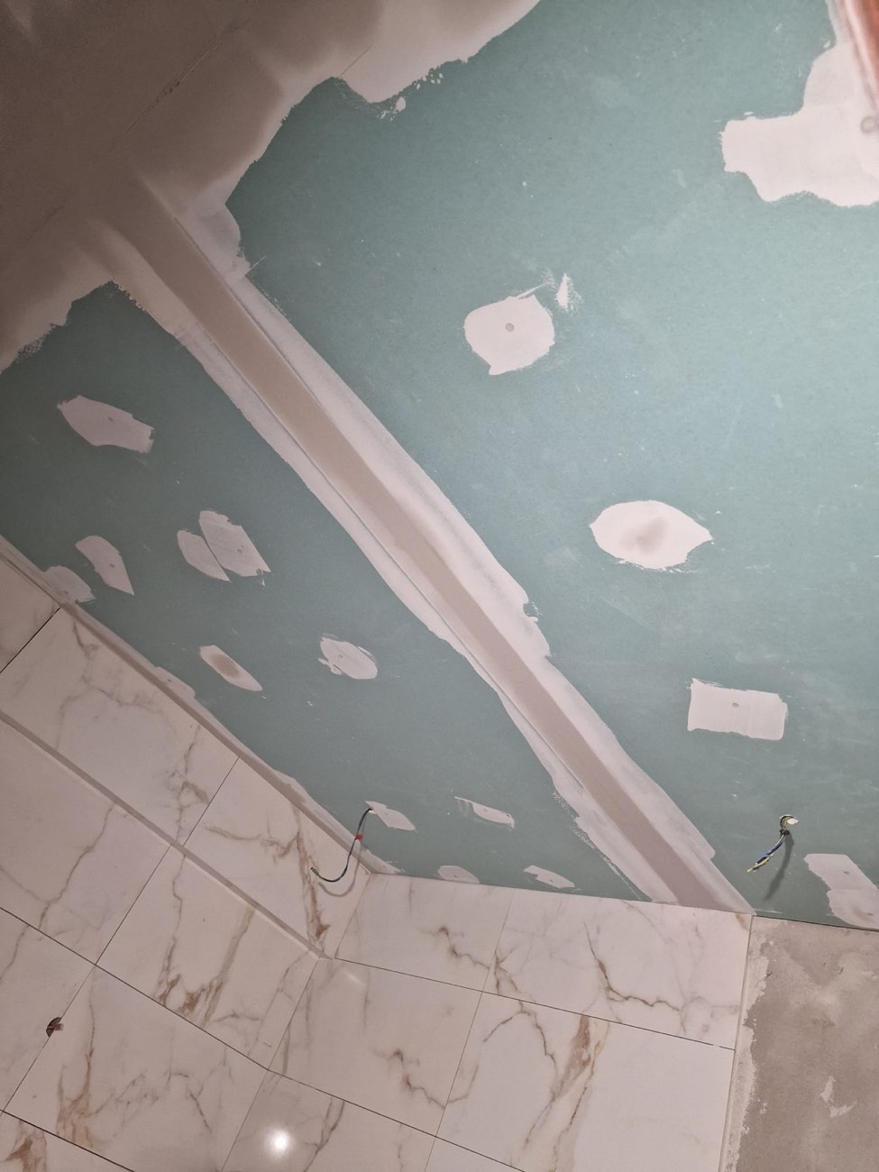 Teto em pladur hidrófugo verde numa casa de banho, com massa nas juntas