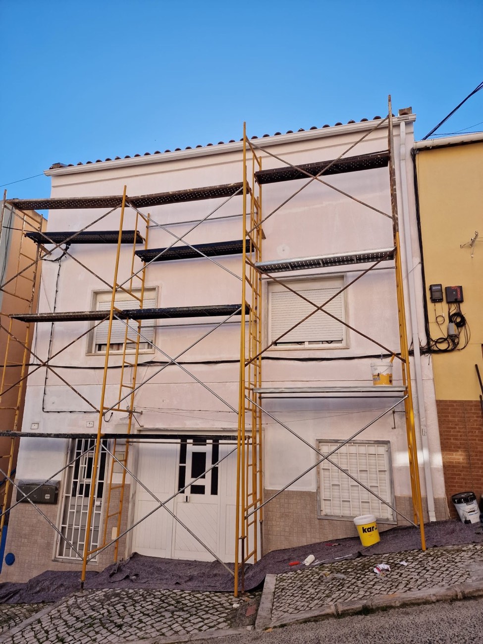 Fachada de prédio com andaime montado para pintura