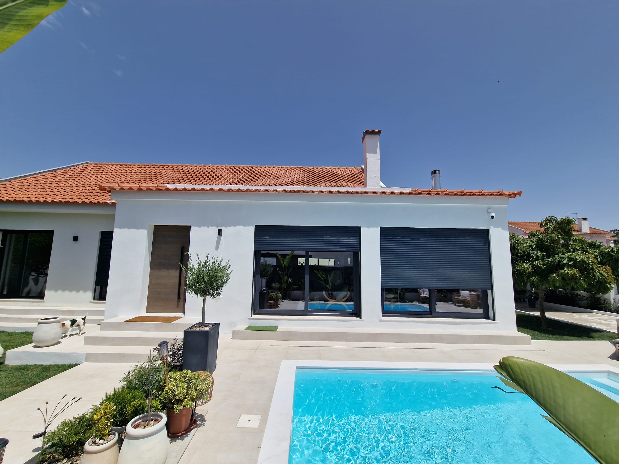 Moradia branca com piscina depois da pintura exterior