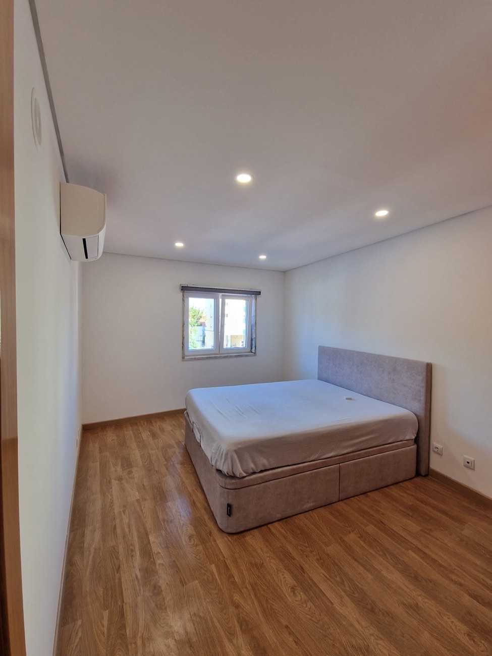 Quarto acabado com chão em madeira e teto novo