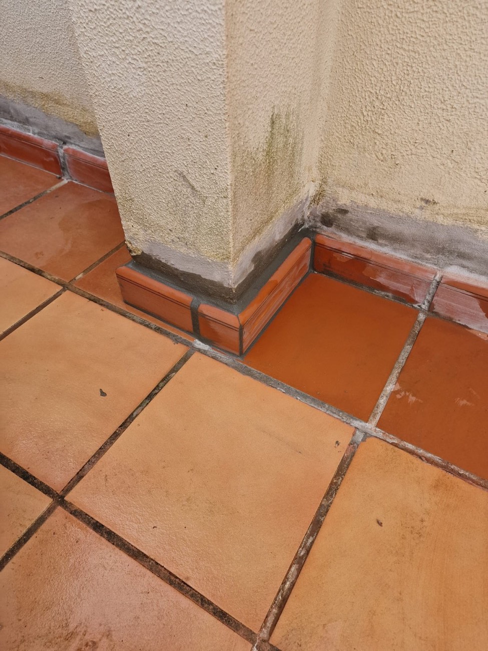 Rodapé cerâmico de varanda refeito e vedado