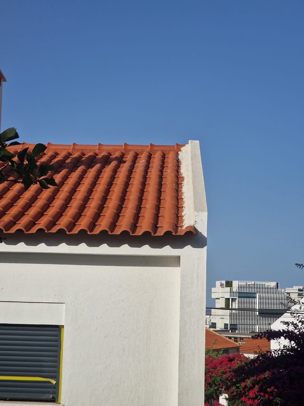 Beiral de telha cerâmica limpo, com céu azul